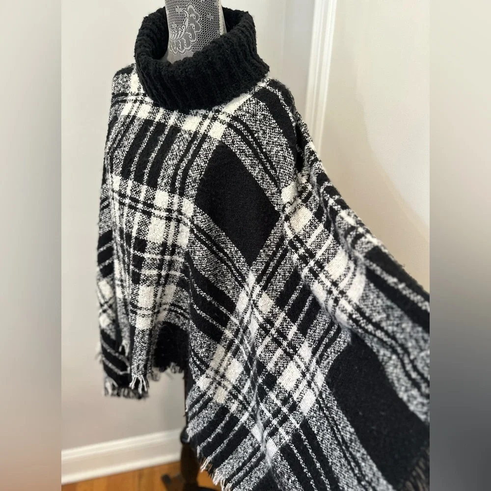 Steve Madden Black and White Checkered Poncho. Sz: OS Coverup Sweater.